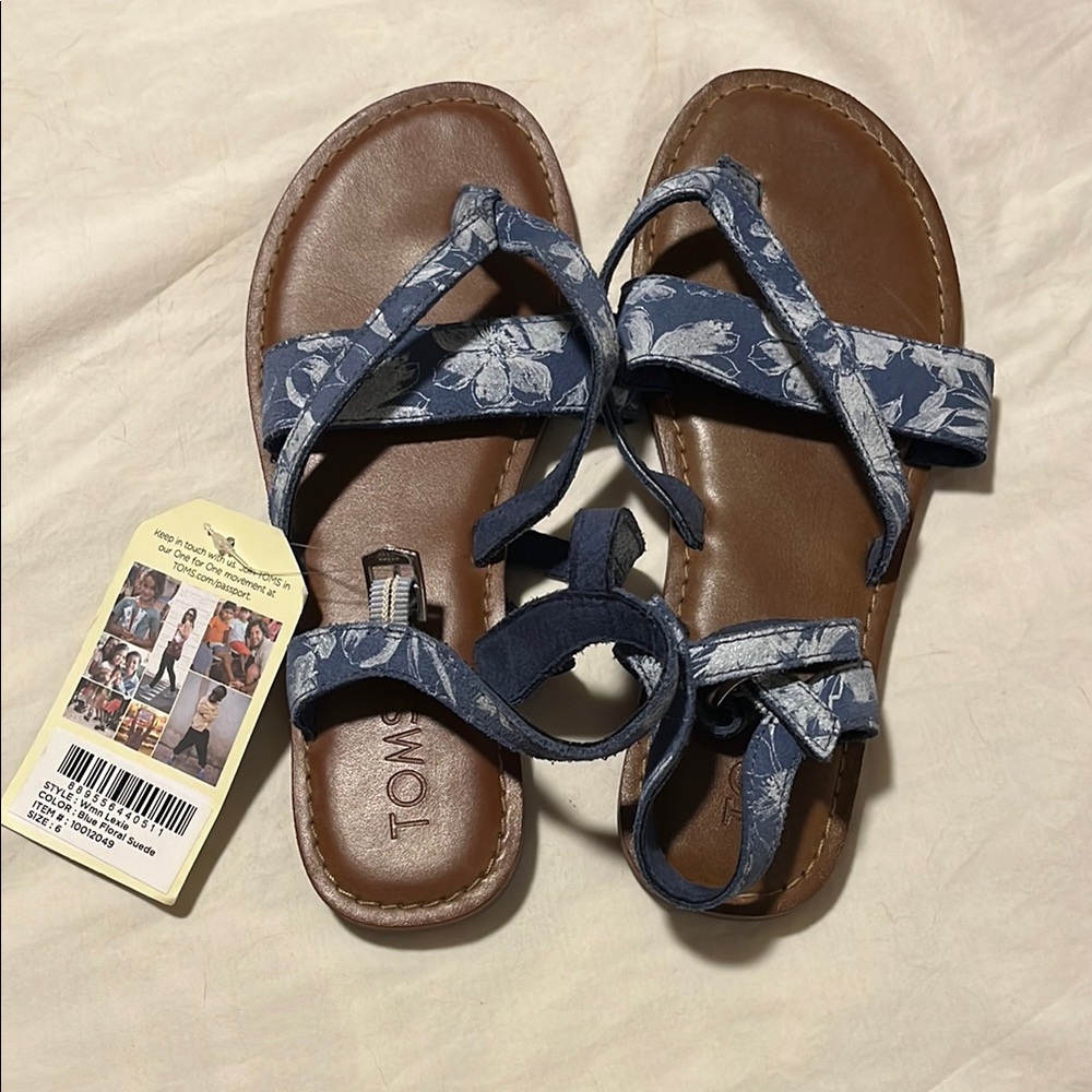 NWT Toms Lexie Sandals in Blue Floral Suede